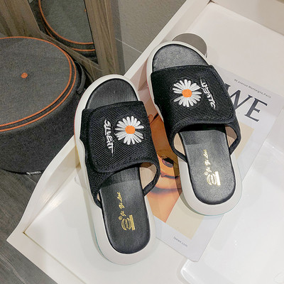 Eko bőrből készült alkalmi női papucs virágos hímzéssel és színes talppal