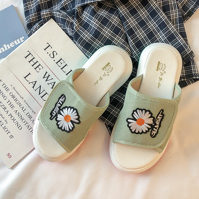 Eko bőrből készült alkalmi női papucs virágos hímzéssel és színes talppal