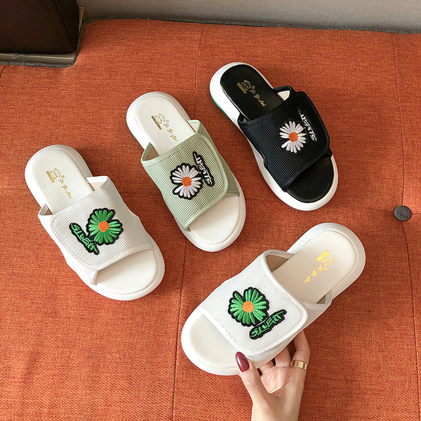 Eko bőrből készült alkalmi női papucs virágos hímzéssel és színes talppal