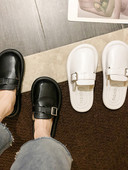 Aktuális női papucs lapos talppal eko bőrből fém csattal