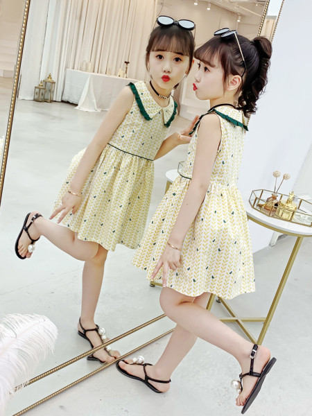 Suvine ovaalse dekoltee ja kraega lastekleit