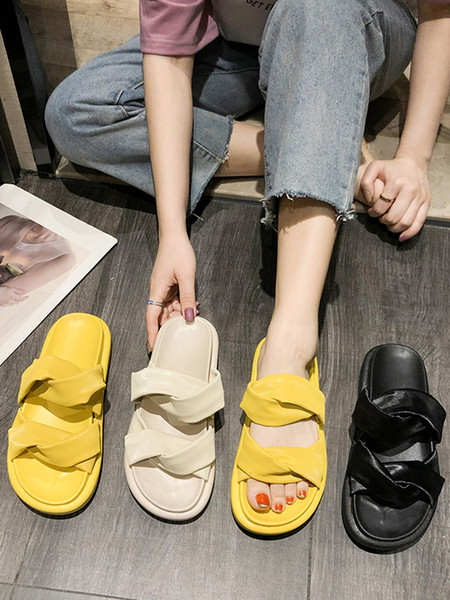 Női bőr papucs lapos talppal és keresztpántokkal