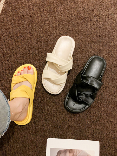 Női bőr papucs lapos talppal és keresztpántokkal