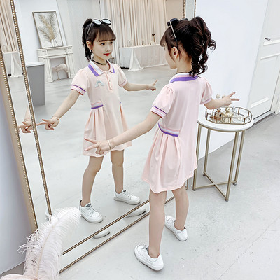 Klassikalise krae ja tikandiga lastekleit