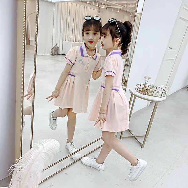 Klassikalise krae ja tikandiga lastekleit