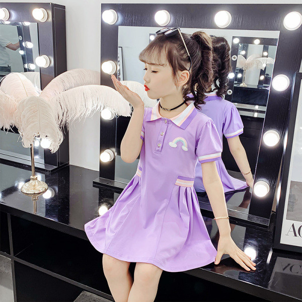 Klassikalise krae ja tikandiga lastekleit