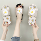 Alkalmi női papucs lapos talppal és virágos rátéttel