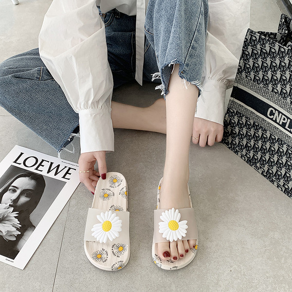 Alkalmi női papucs lapos talppal és virágos rátéttel