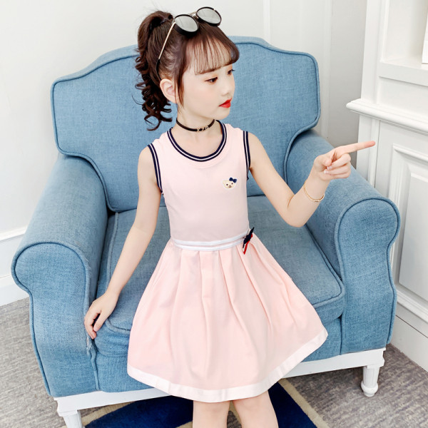 Gyerekruha hímzéssel és széles pántokkal