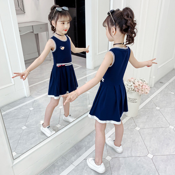 Gyerekruha hímzéssel és széles pántokkal