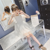 Modern fehér ruha ovális nyakkivágással és tüllel