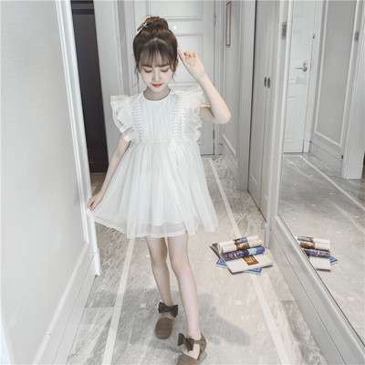 Modern fehér ruha ovális nyakkivágással és tüllel