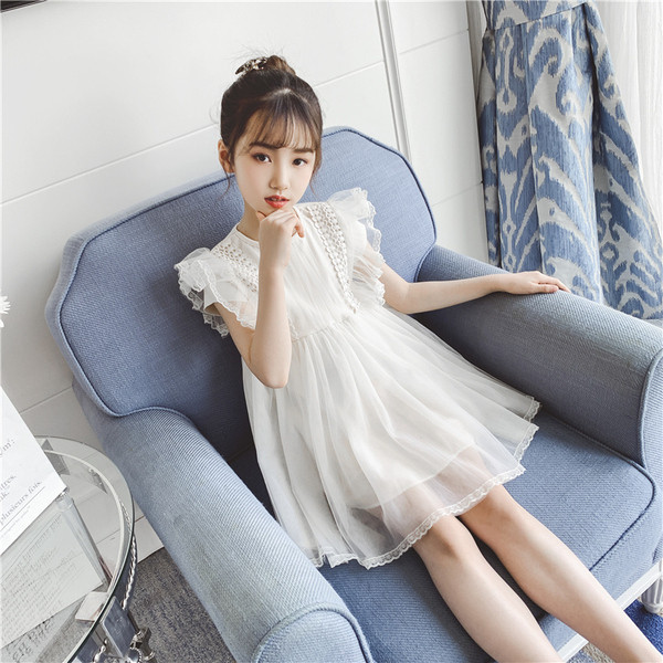 Modern fehér ruha ovális nyakkivágással és tüllel