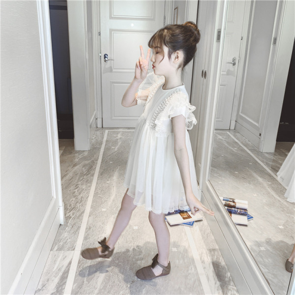 Modern fehér ruha ovális nyakkivágással és tüllel