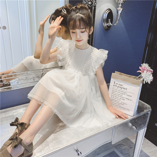 Modern fehér ruha ovális nyakkivágással és tüllel