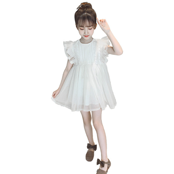 Modern fehér ruha ovális nyakkivágással és tüllel