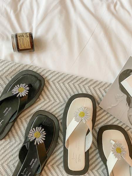 Női alkalmi papucs az orr felett virággal