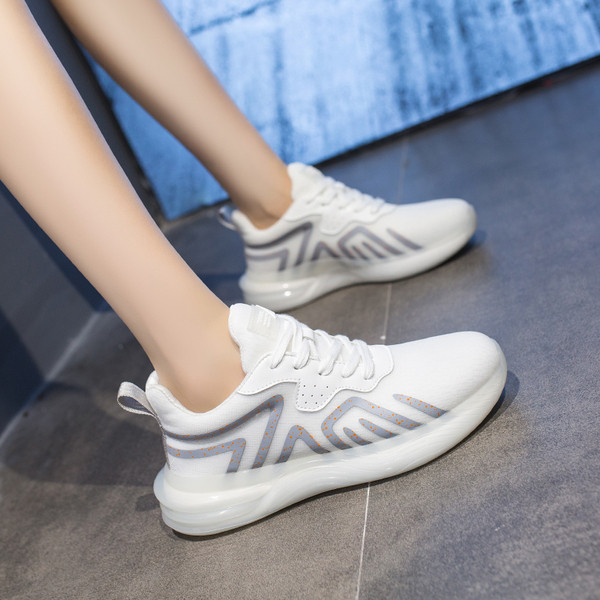 Sportiniai ir laisvalaikio moteriški sportbačiai plokščiu padu ir spalvotais apvadais