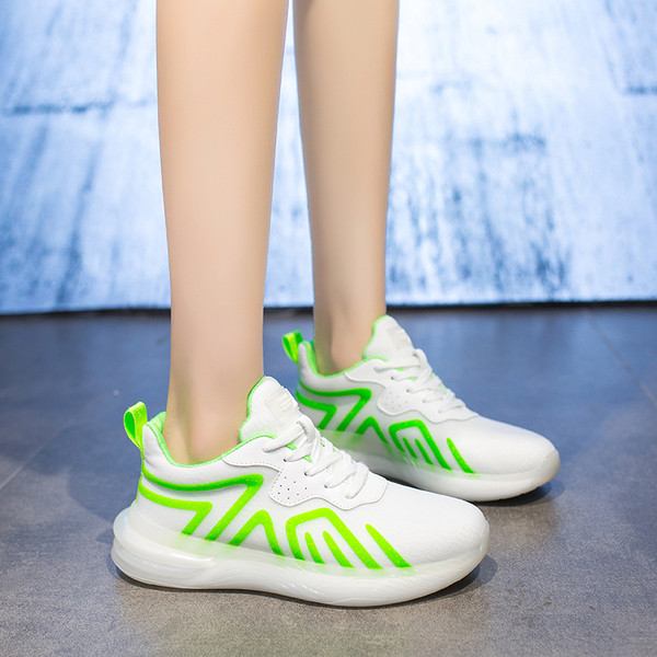 Sportiniai ir laisvalaikio moteriški sportbačiai plokščiu padu ir spalvotais apvadais