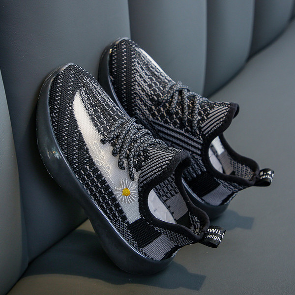 Детски маратонки с бродерия и връзки за момичета