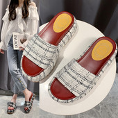 Дамски модерни чехли с висока подметка 