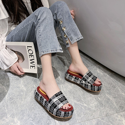 Дамски модерни чехли с висока подметка 