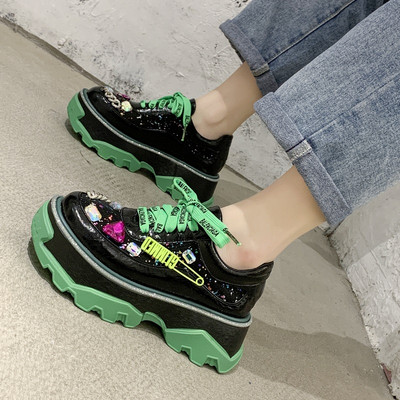 Дамски маратонки с мрежа и цветни връзки 