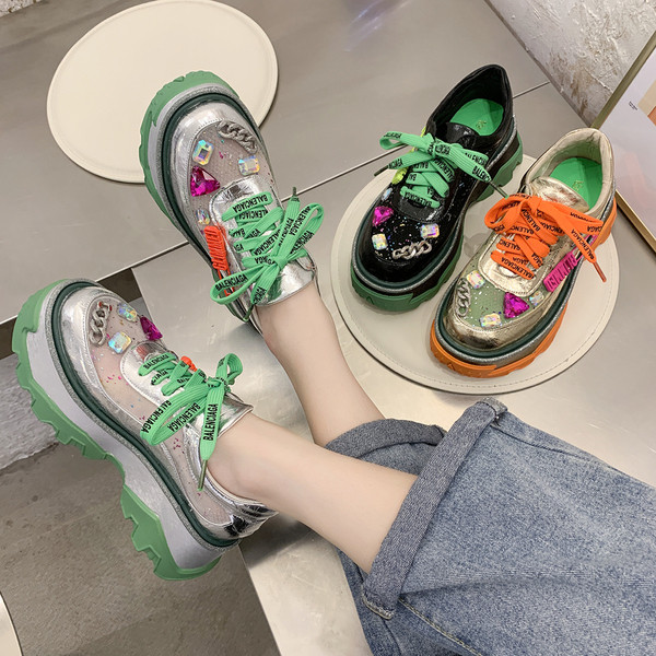 Дамски маратонки с мрежа и цветни връзки 