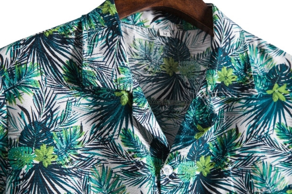 Muška košulja s klasičnim ovratnikom, kratkim rukavima i cvjetnim uzorkom