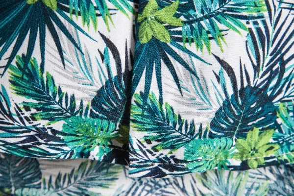 Muška košulja s klasičnim ovratnikom, kratkim rukavima i cvjetnim uzorkom