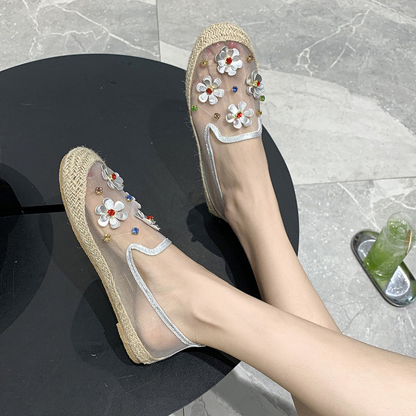 Novi model ženskih modernih cipela sa ravnim đonom i mrežicom