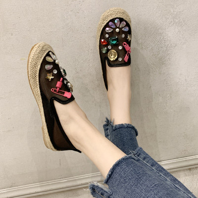 Γυναικεία μοντέρνα παπούτσια με επίπεδη σόλα και πέτρινα στοιχεία