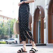 Ženske hlače crne boje na točkice