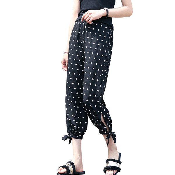 Ženske hlače crne boje na točkice
