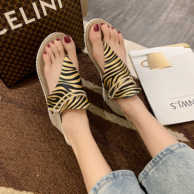 Дамски стилни сандали с равна подметка и животински принт