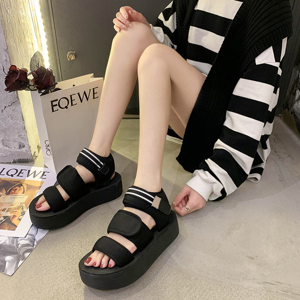 НОВО Дамски модерни сандали с висока подметка и велкро лепенки 