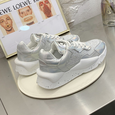 Дамски модерни маратонки с лъскав ефект 