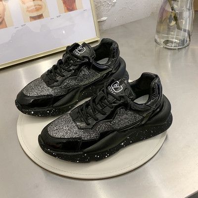 Дамски модерни маратонки с лъскав ефект 