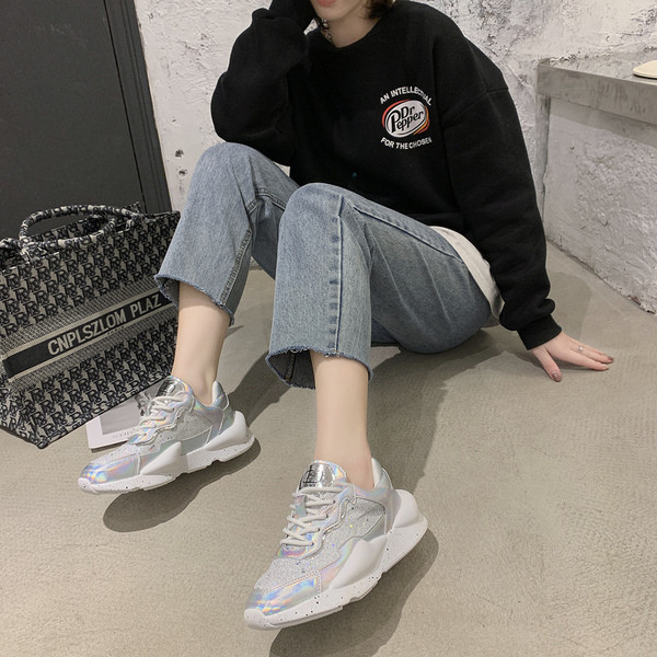 Дамски модерни маратонки с лъскав ефект 