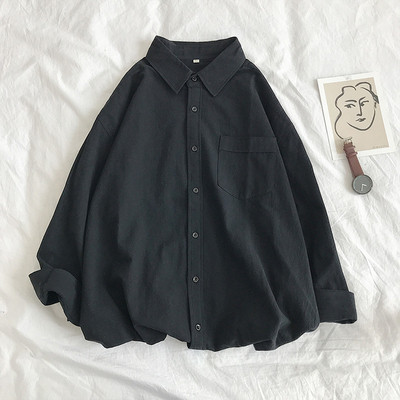 Изчистен модел мъжка риза с класическа яка, дълъг ръкав и джоб