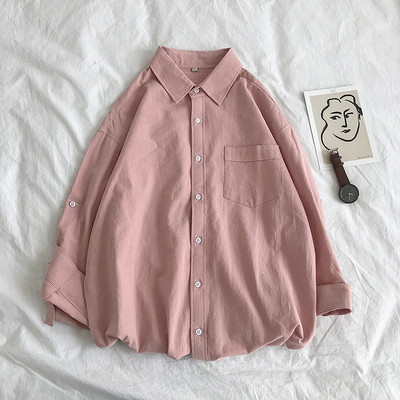 Изчистен модел мъжка риза с класическа яка, дълъг ръкав и джоб