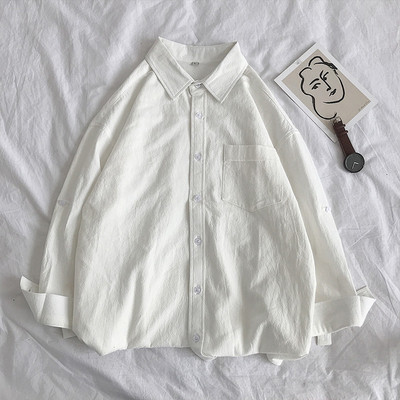 Изчистен модел мъжка риза с класическа яка, дълъг ръкав и джоб