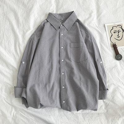 Изчистен модел мъжка риза с класическа яка, дълъг ръкав и джоб