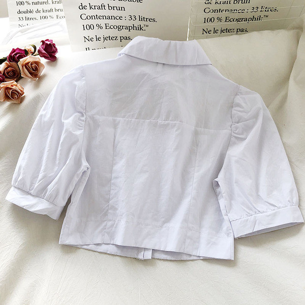 Kratka ženska košulja s gumbima i klasičnim ovratnikom