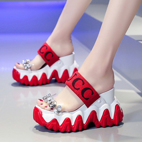 Novi model ženskih modernih sandala sa visokim grubim đonom