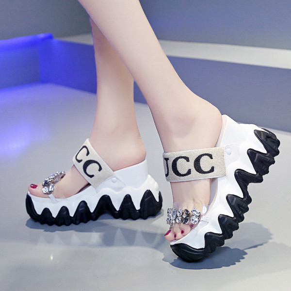 Novi model ženskih modernih sandala sa visokim grubim đonom