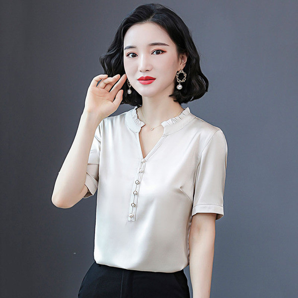 Копринена дамска риза с копчета и шпиц деколте