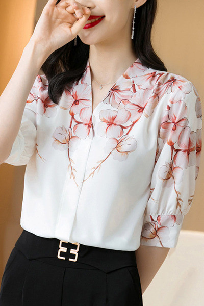 Стилна дамска риза с флорални мотиви и шпиц деколте