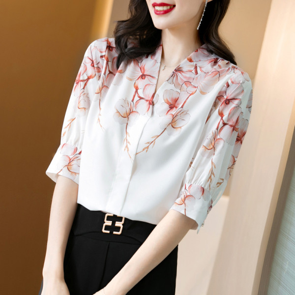 Стилна дамска риза с флорални мотиви и шпиц деколте