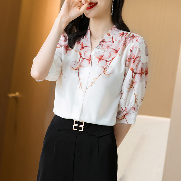 Стилна дамска риза с флорални мотиви и шпиц деколте